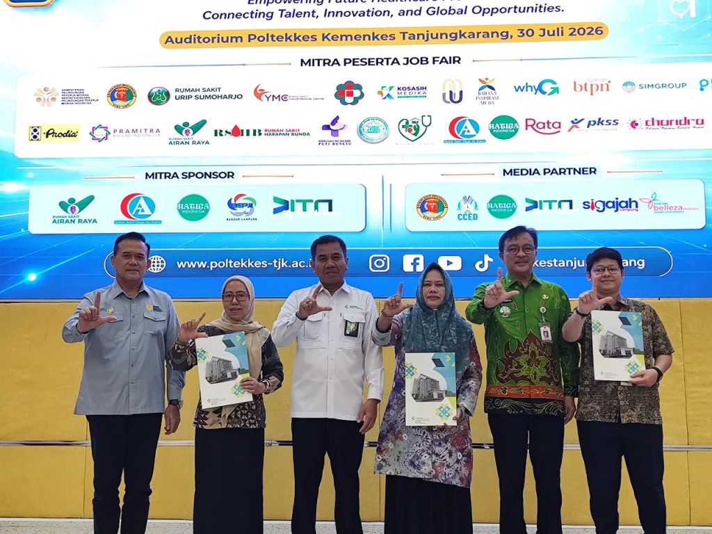 Kepala Dinaker Lampung Agus Nompitu buka job fair 2026 di Politkkes.-- Foto: ist.--